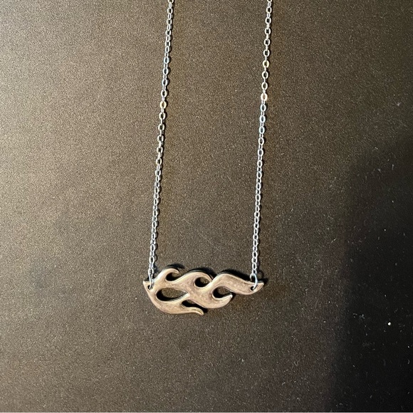 Silver flame necklace - Picture 1 of 1